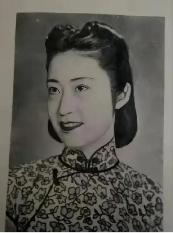 1926年，北京饭店，22岁的唐怡莹趁丈夫不在，与25岁的张学良发生了关系。几天