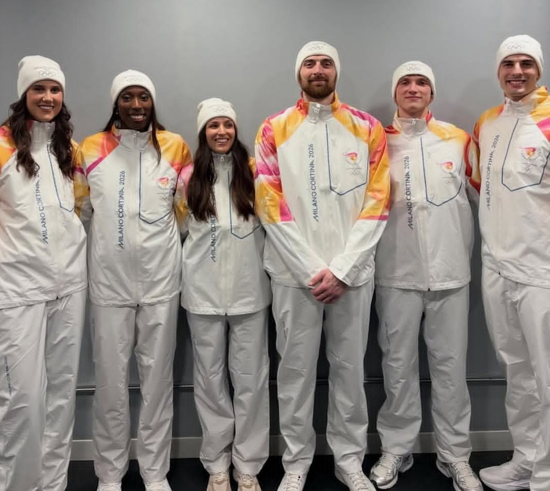 冬奥会 六位参加了米兰科尔蒂纳冬奥会开幕式的意大利排球运动员合影！厚蓄显锋芒