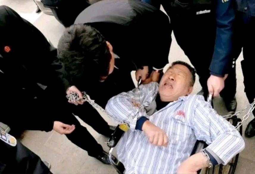 2015年，京煤集团总医院一名霸占病床长达三年的“钉子户”被法院强制腾退床位，当