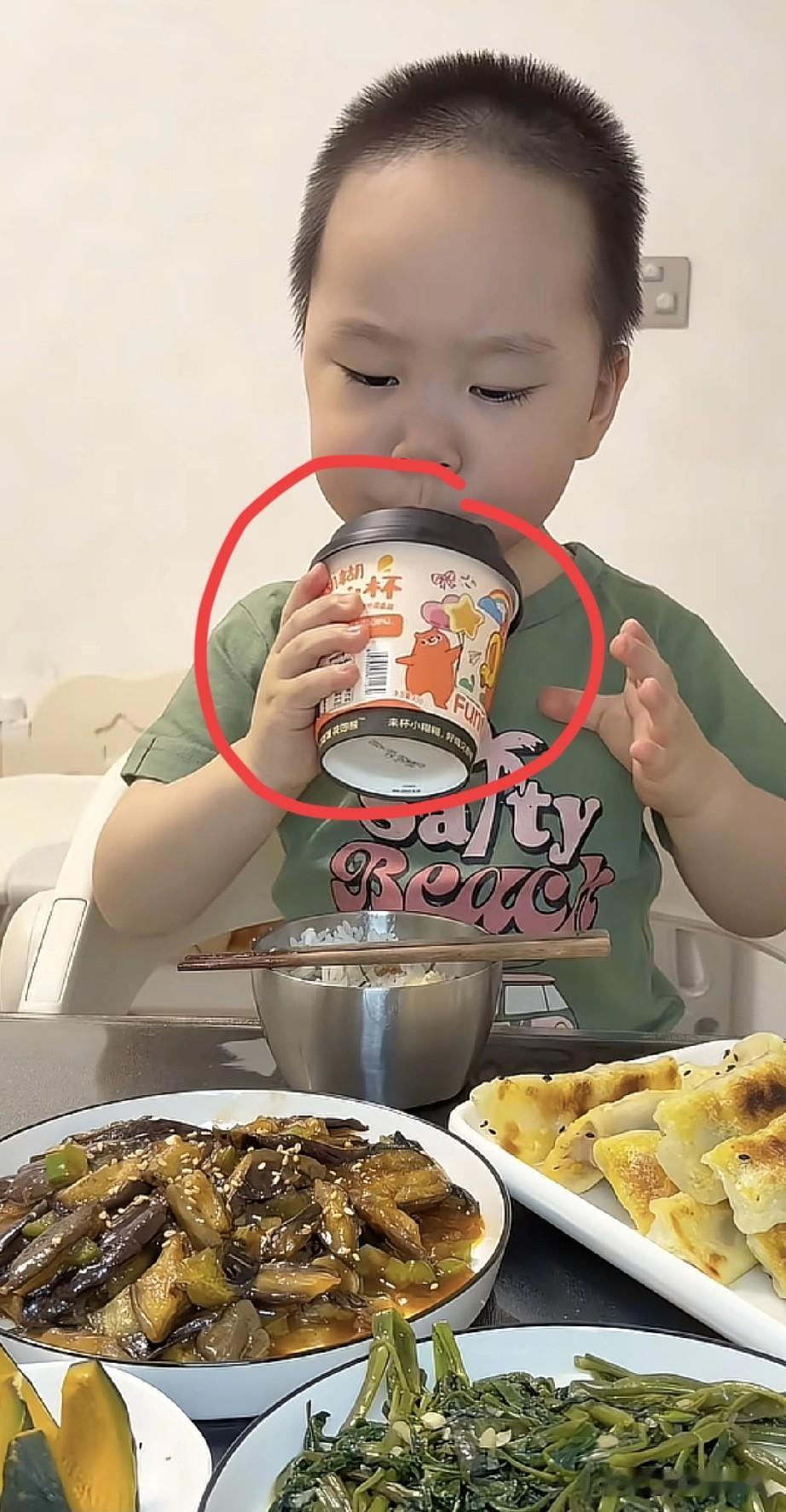 每次看米乐吃饭，都莫名心疼他。

才2岁就喝上奶茶了，也不是他爱喝，而是父母为了