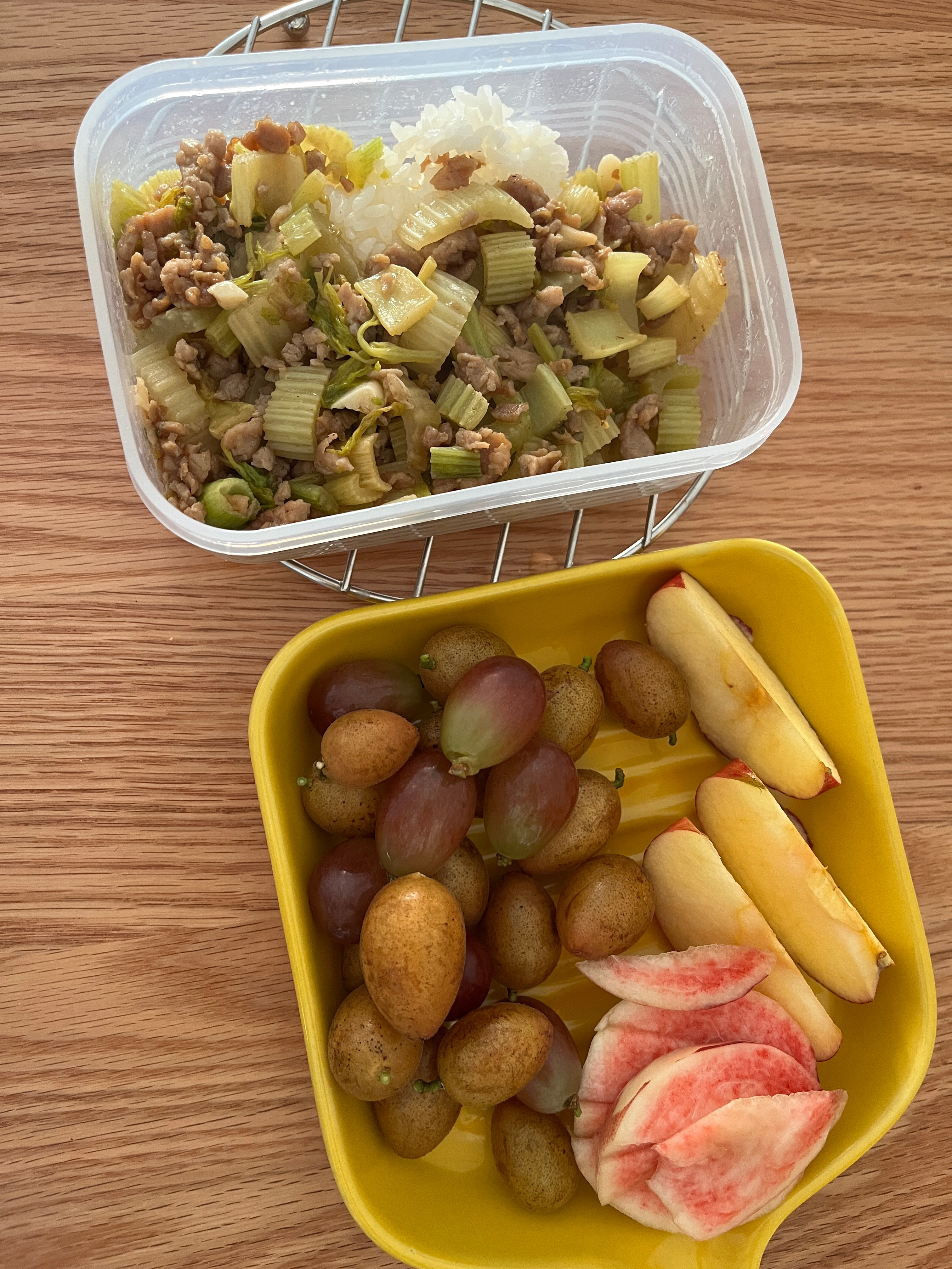 图一我的早餐，昨天的剩菜剩饭。后面是昨天的晚饭，康百万做饭，三个菜平时都吃不完，
