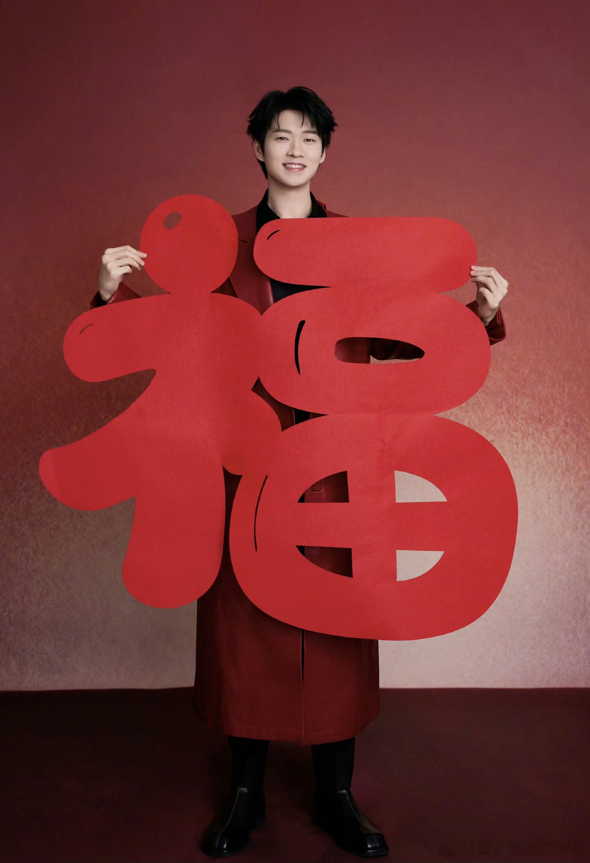 魏大勋一屁股坐水里 综艺之神连夜打卡！滑到一半突然察觉不对，王传君忘擦的积水成了