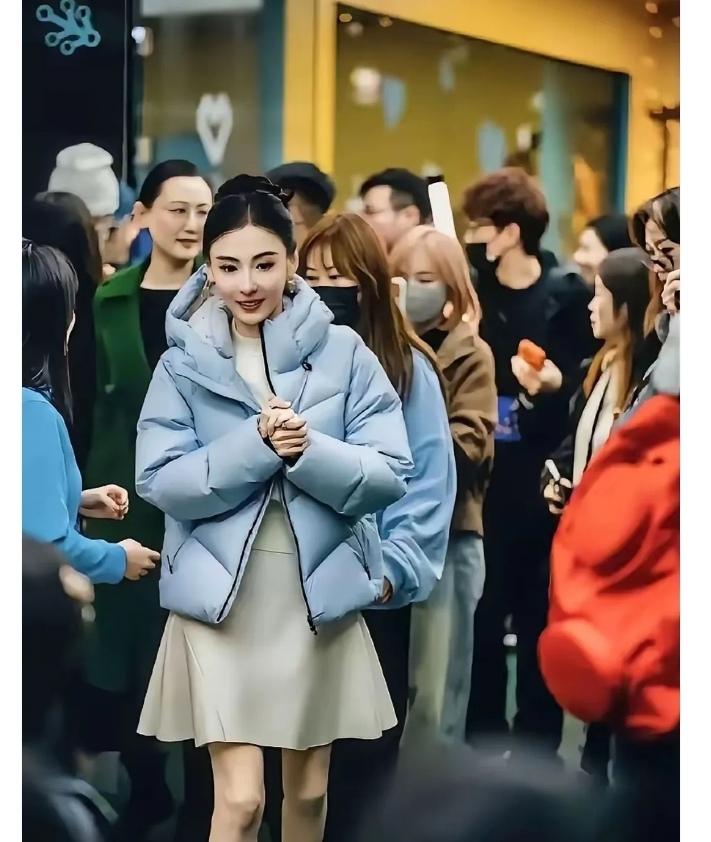 原来谢霆锋是这么评价她的。

张柏芝被谢霆锋称为一生最不怕困难的女人，因为她一个