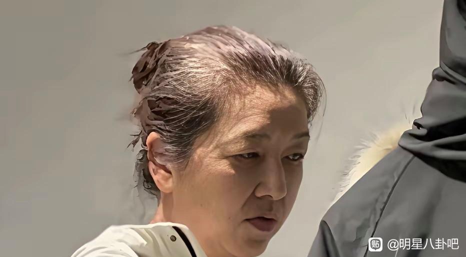 江珊不到60岁就满头白发、看着挺虚弱，跟靳东比确实显老，真让人感慨。不过话说回来