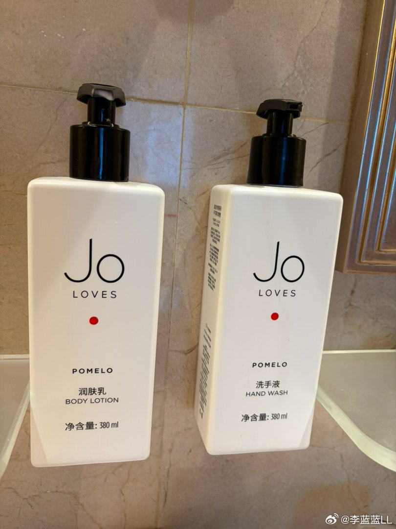 舒舒服服泡完澡，随手就想就往身上涂润肤乳，抹着抹着竟搓出了泡沫，才后知后觉居然用