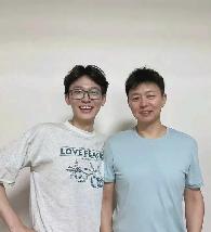[灵光一闪]彻底瞒不住了！刘奕君隐藏多年的儿子曝光，五官几乎跟父亲如出一辙，同款