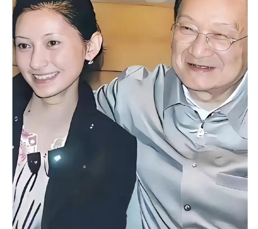 金庸武侠小说里的大侠都是风流倜傥，艳福不浅的！

现实生活里的他也是如此，一辈子
