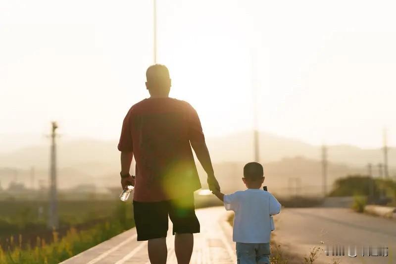 父母老了，陪伴和金钱都很重要，这是个两难的选择。
金钱是物质保障的基石。老人身体