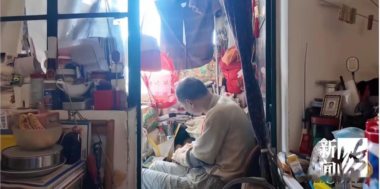上海 “闭关男” ，60 岁不上厕所，屎尿全塞塑料袋！整栋楼臭到窒息，邻居 20