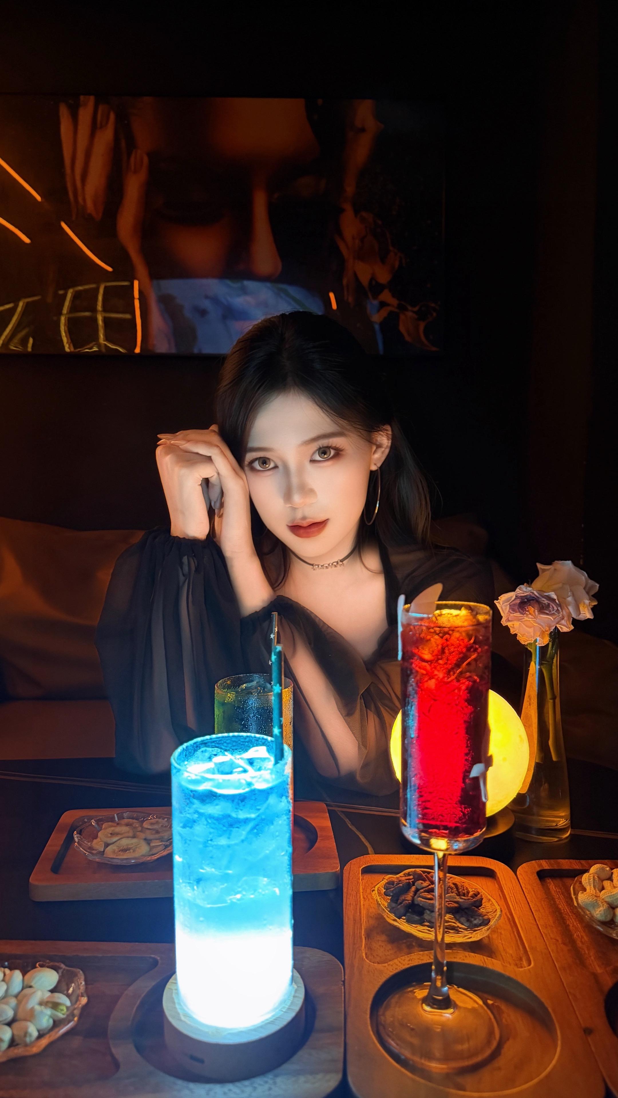 我一直认为 我一个人也可以独当一面 直到冷风吹过我的脸颊 我开始好奇你怀里的温度