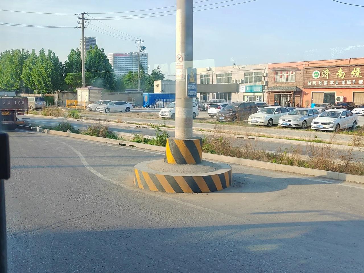 我曾经在3月13日发头条吐槽过济南市槐荫区物流大道道路上存在电线杆和电线杆安全堆