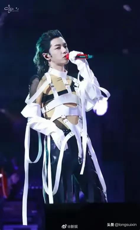吐槽这位大神在台上撸串喝酒，那是活该。谁愿意花钱去看。



他就是如此神奇不走