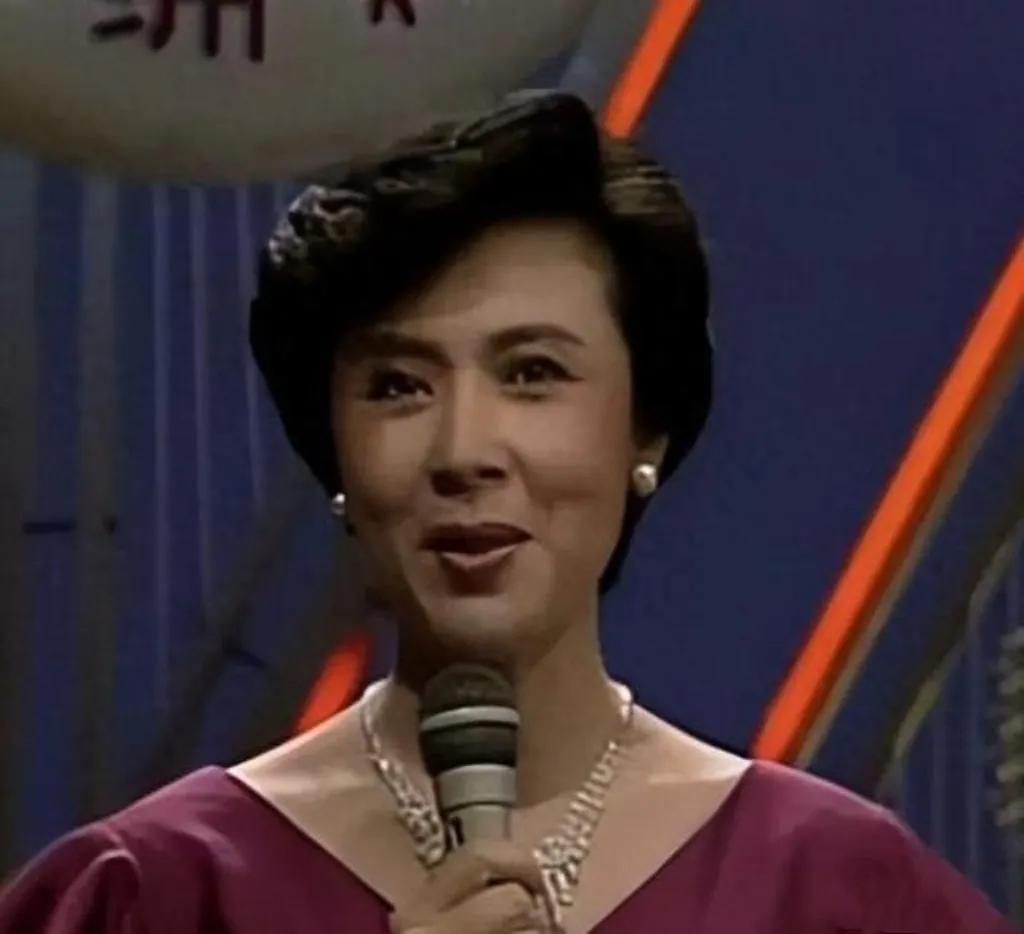 80年代央视主持人合影里，刘璐身着套装，笑容温婉专业，作为“第一位”央视女主持人
