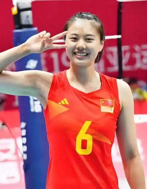 女排精英龚翔宇，
身高一点八八米。
赛场为国屡争光，
多才多艺大美女。