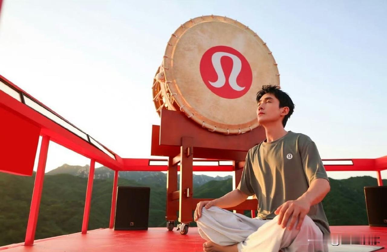 朱一龙跟lululemon这场长城瑜伽活动真是离谱！打着东方文化宣传，摆在长城上