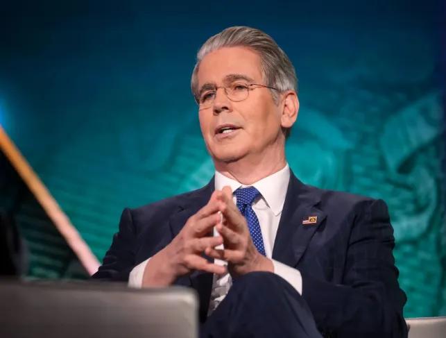 结束亚洲之行后，回到本土的美国财政部长贝森特在接受英国媒体《金融时报》采访时，他