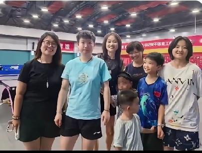 这张合照太有亮点了，七个人和莎莎一起合照，四美女和三个可爱的小孩，其中穿蓝色T恤