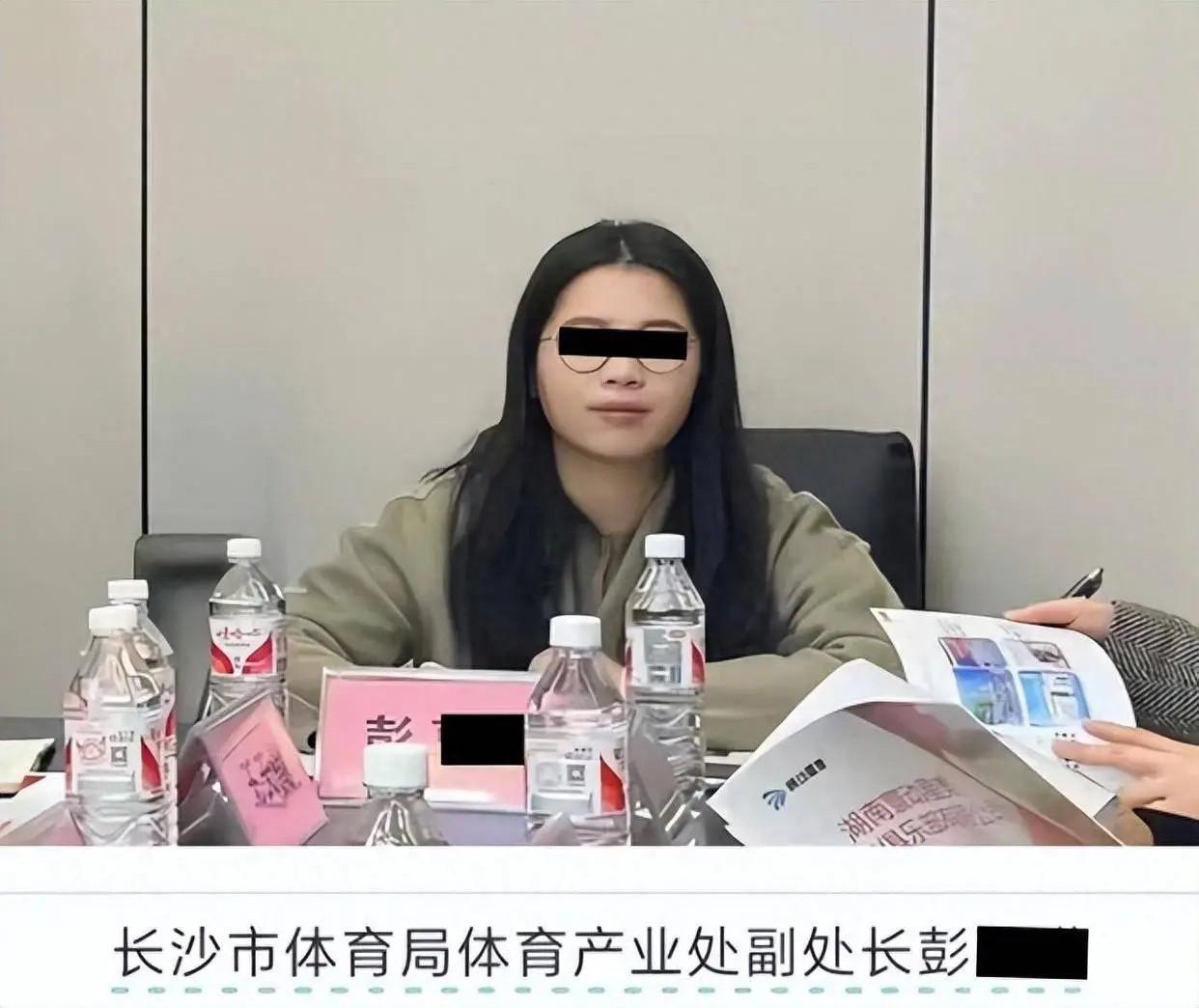 长沙"车位霸凌"，把自己送上了停职调查的窘境

一、占车位只是小事，撒谎耍横才是