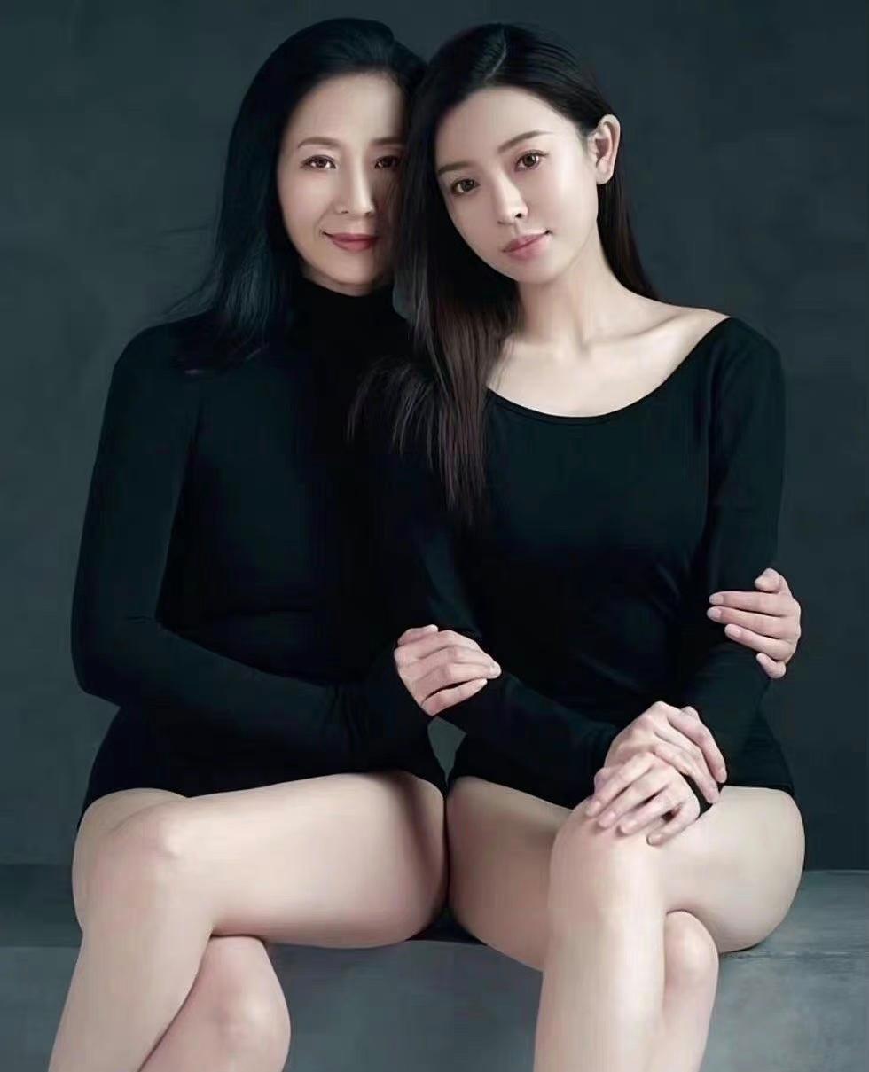 他们都说这是母女，可老夫咋看咋觉得这是姐妹呢？

要说是姐妹，我还能分得出谁大谁