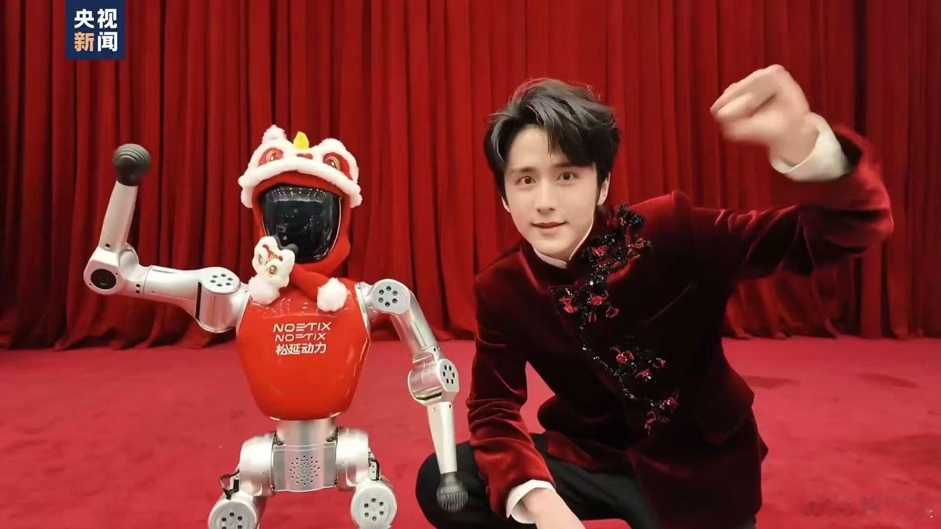 张新成马年春晚造型春晚后台的张新成太绝了！红黑配色尽显东方韵味，笑容温暖。祝我们