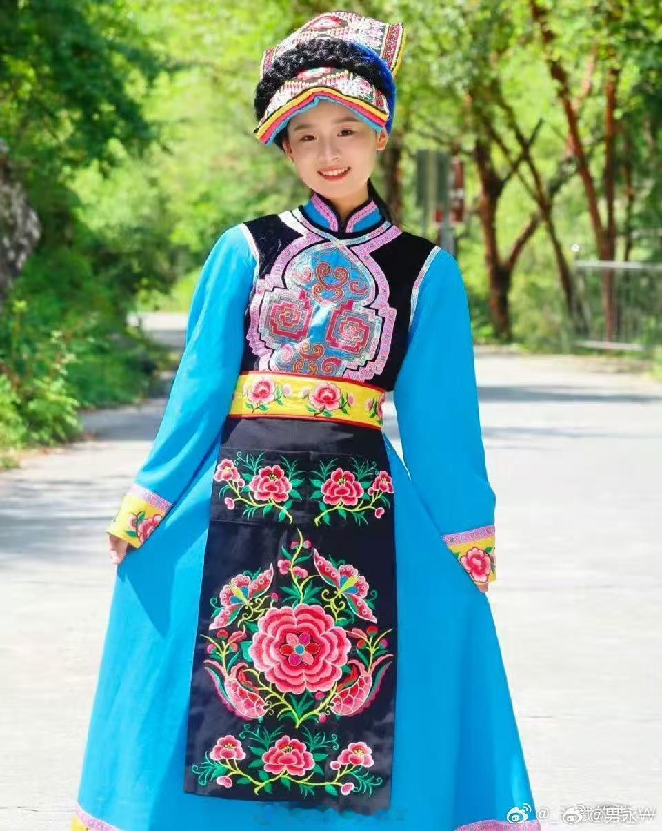 95后浙大女博士56天造6套民族车衣浙大女博士巧思创新，五十六天设计六套民族风车