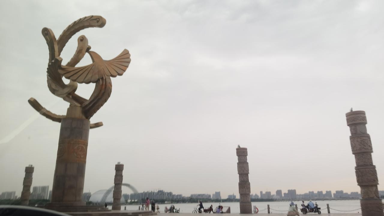 这是聊城金凤广场，位于东昌湖南岸，是江北水城的标志性景观之一。广场上矗立着“双凤
