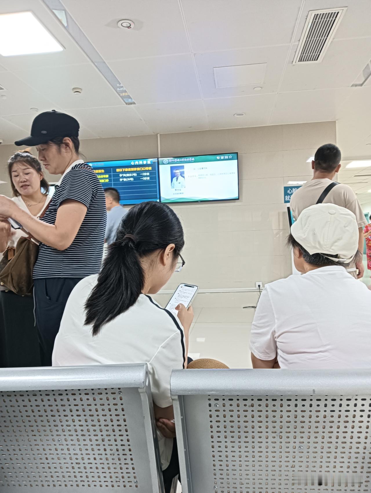 医院的候诊区，安静得有些压抑，每个人都在等叫号，气氛紧张得能拧出水来。就像何阿姨