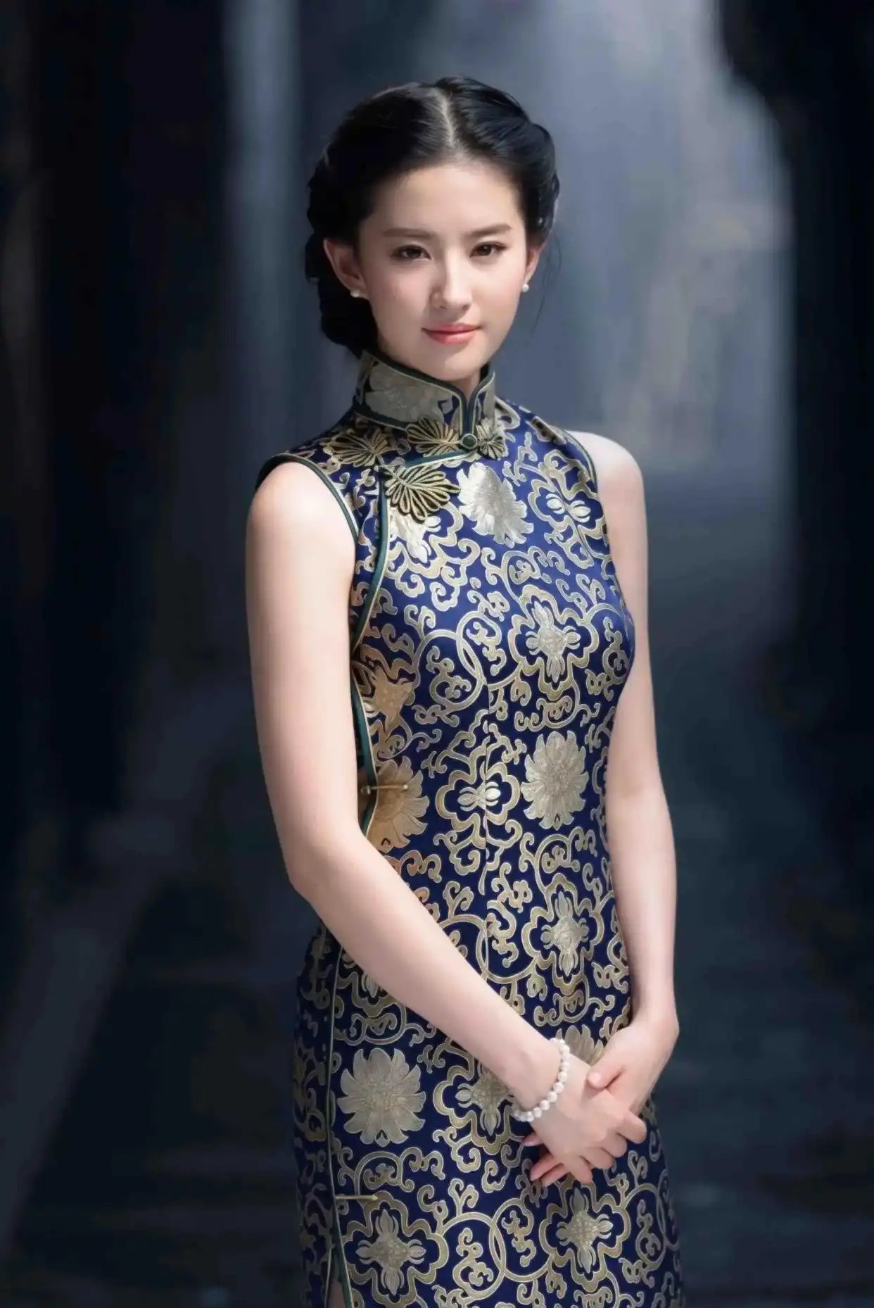 刘亦菲黑旗袍大片曝光，过来人坦言美不只靠脸 