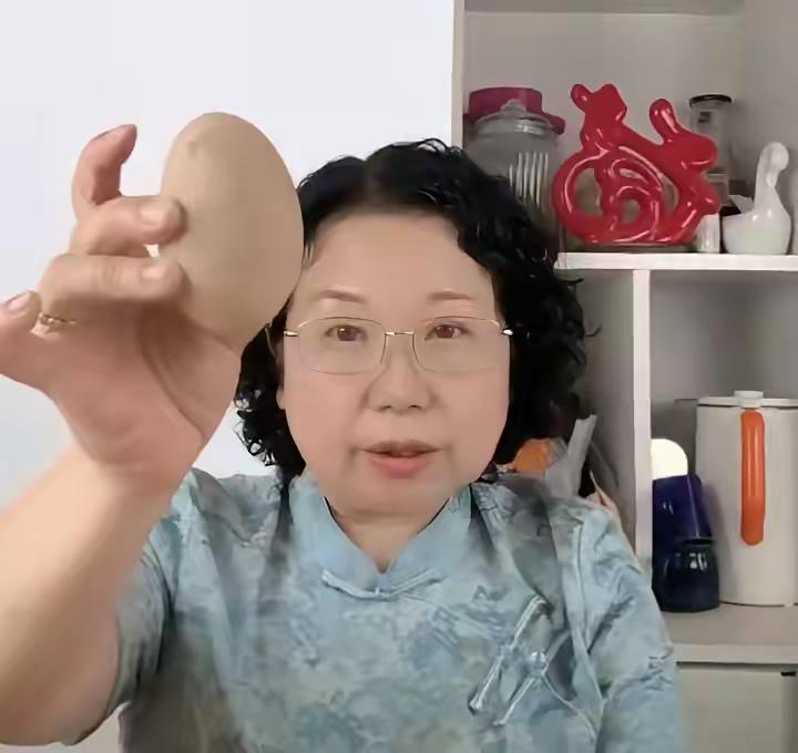 这“土豆”售卖的场景…那高高举起土豆且不停夸赞的模样，总让人觉得寓意不一般…

