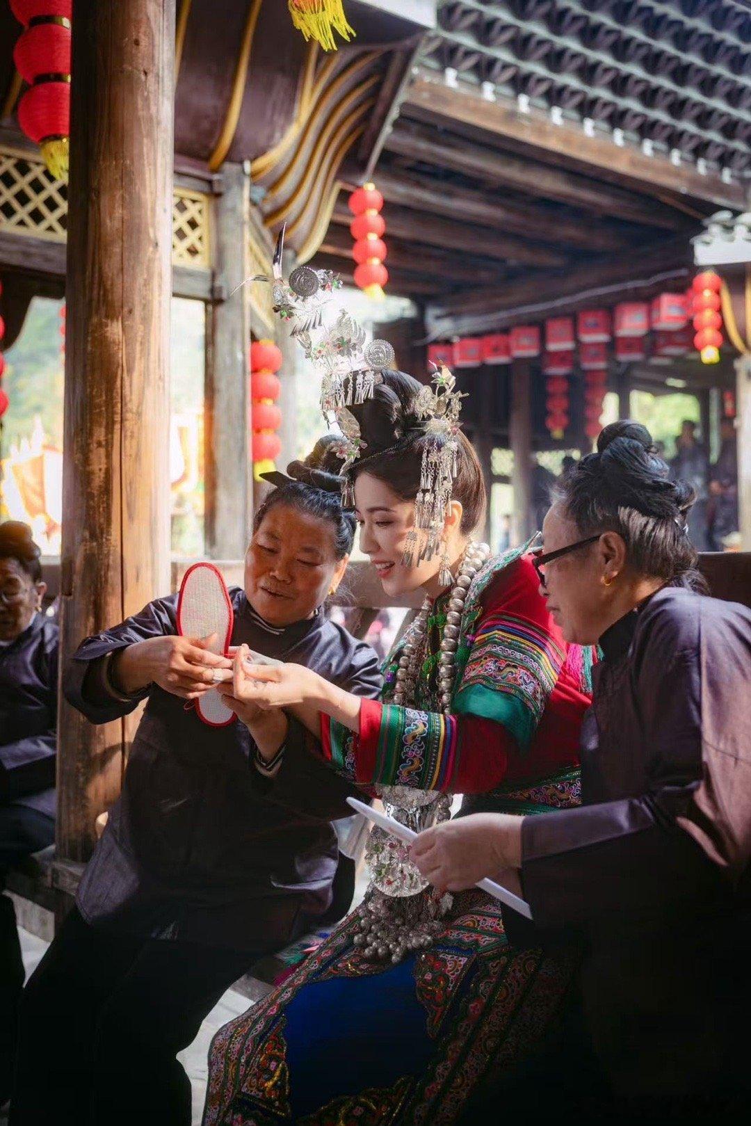 曾黎我有点不认识你了 曾黎新造型太绝！融入当地风格细节超用心，第一眼差点没认出来
