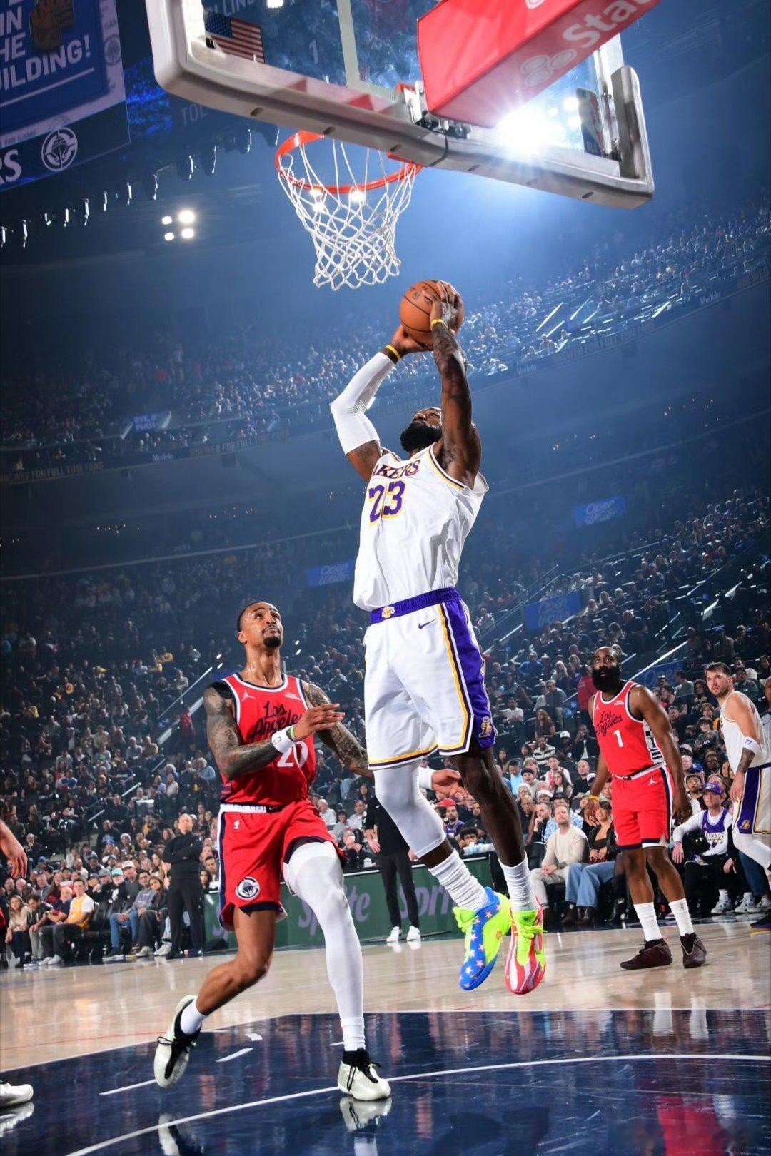 詹姆斯慢慢找回状态，场均得分来到了20.2分，黑子又给气够呛詹姆斯36分赛季新高