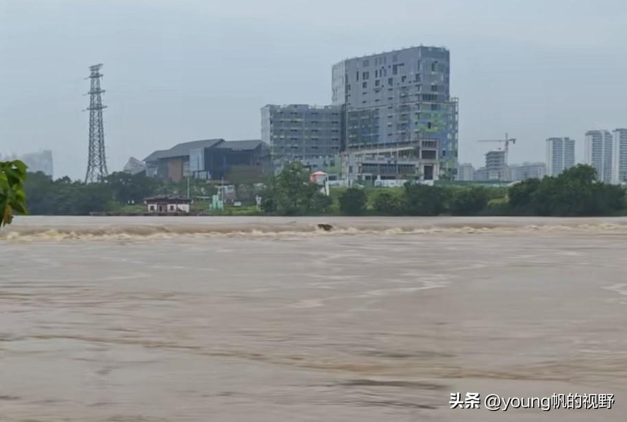 前段时间江西境内多地发生洪水。有在赣州的网友拍摄到，赣州城外的江面上的水都上涨了