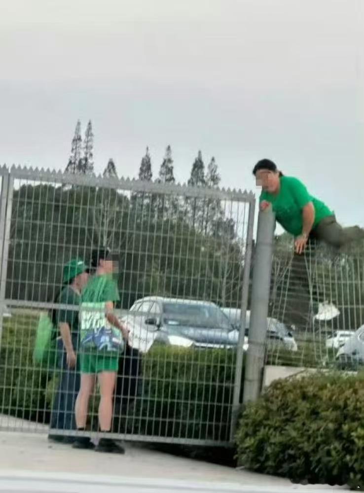 黄桶被警察带走了 ​​​