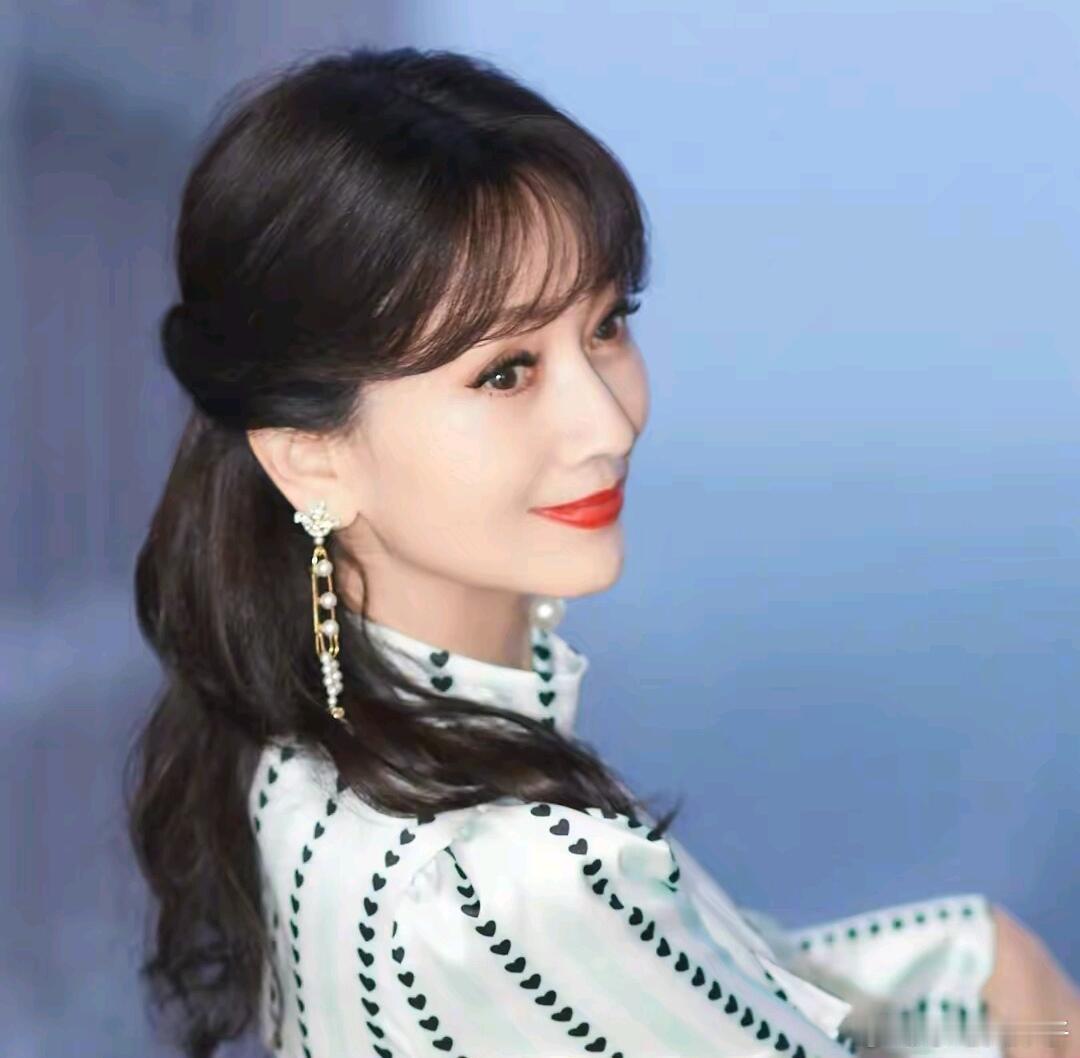 赵雅芝蛇年回归 流金岁月我们都想遇见ZZ那样的人，来照顾我们，帮助我们，成为我们