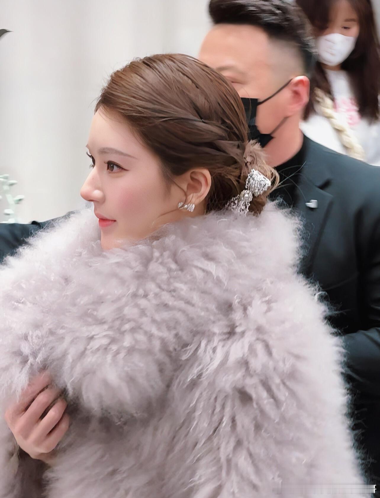 赵露思今日线下活动路透，好漂亮！ 