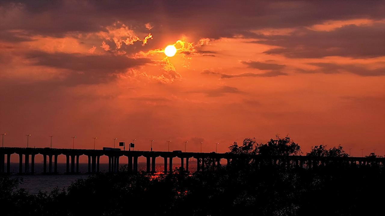 在西湾红树林公园拍下的日落，太漂亮了，随手拍下我看到的这美丽时刻，分享给朋友们。