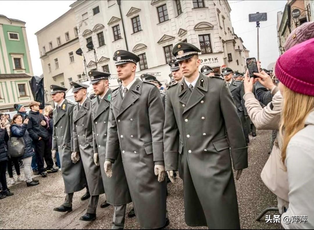 奥地利联邦军的军人，大概率是装甲学院学员，正在参加毕业典礼或礼仪活动。他们身着深