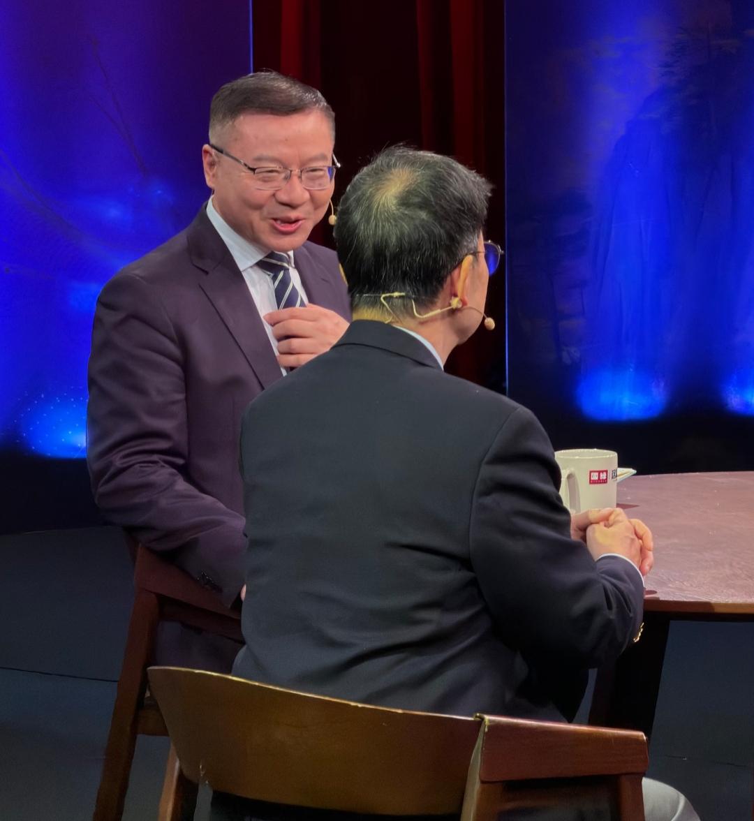 张维为教授与嘉宾交谈的时候，能与对方配合默契。网友们也知道张教授的老节目，这档节