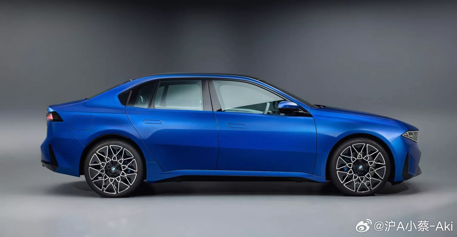 当一般群众还停留在讨论好看与否的阶段设计师想的是能否开创品牌未来新的风格不要拿自