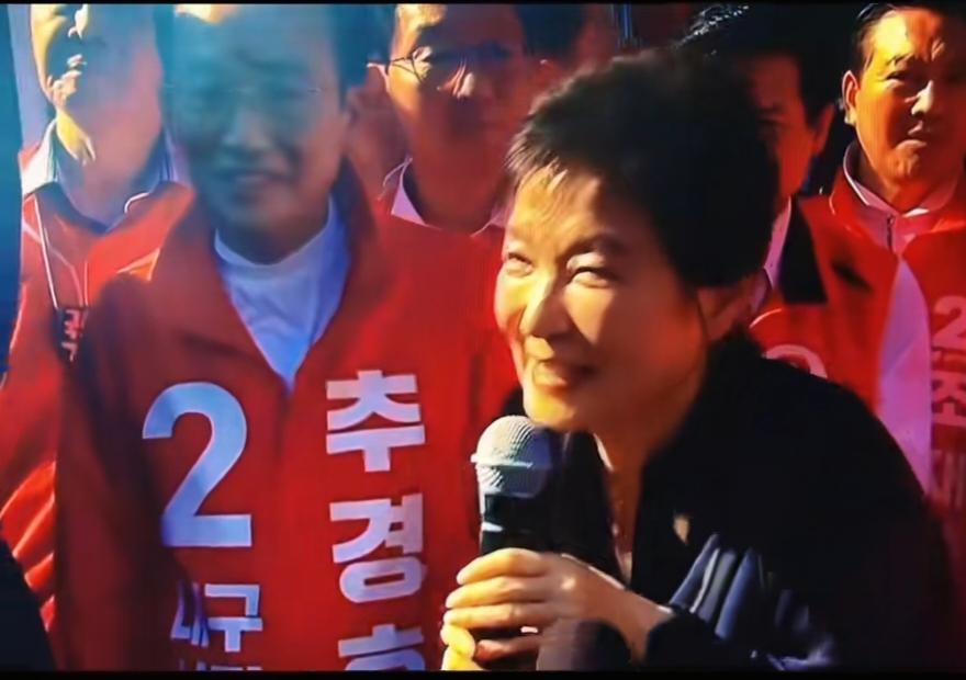 韩国保守派为了拉选票把两位前总统请出山了，一个是朴槿惠，另一个是李明博。朴槿惠负
