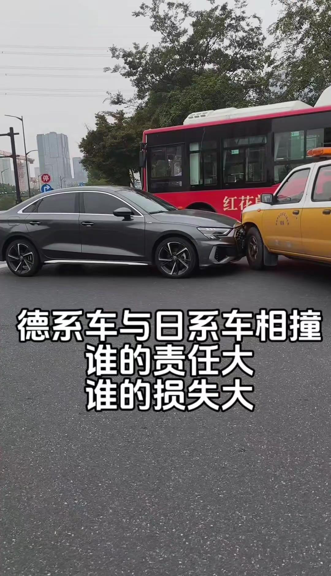 🚗奥迪与工程车转弯相撞，谁责任更大？奥迪右转时与左转的工程车发生碰撞，目前正在