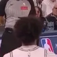 NBA  5月21日，雷霆vs马刺的西部决赛G2正在进行中。比赛第四节，哈滕在防