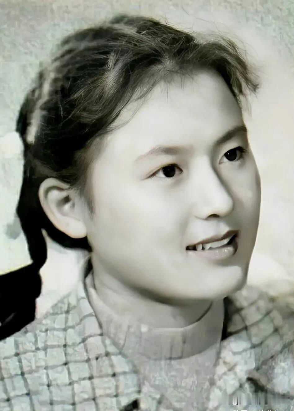 上影厂自古出美女啊，这位女演员年轻的时候长得真是标致大方，你能认出这是哪个女演员