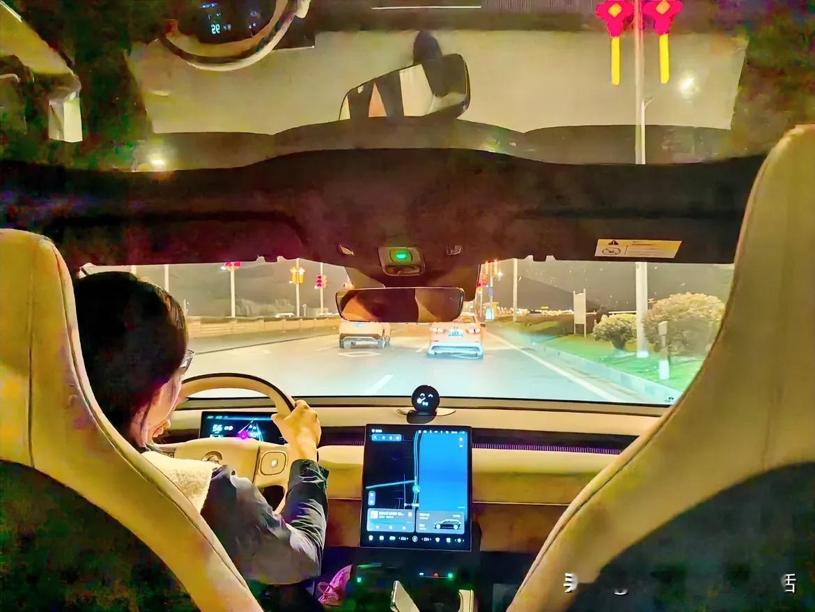 车国庆期间不是刮擦了嘛。
今天送去修，然后按照惯例要了一辆代步车。

过来交接，