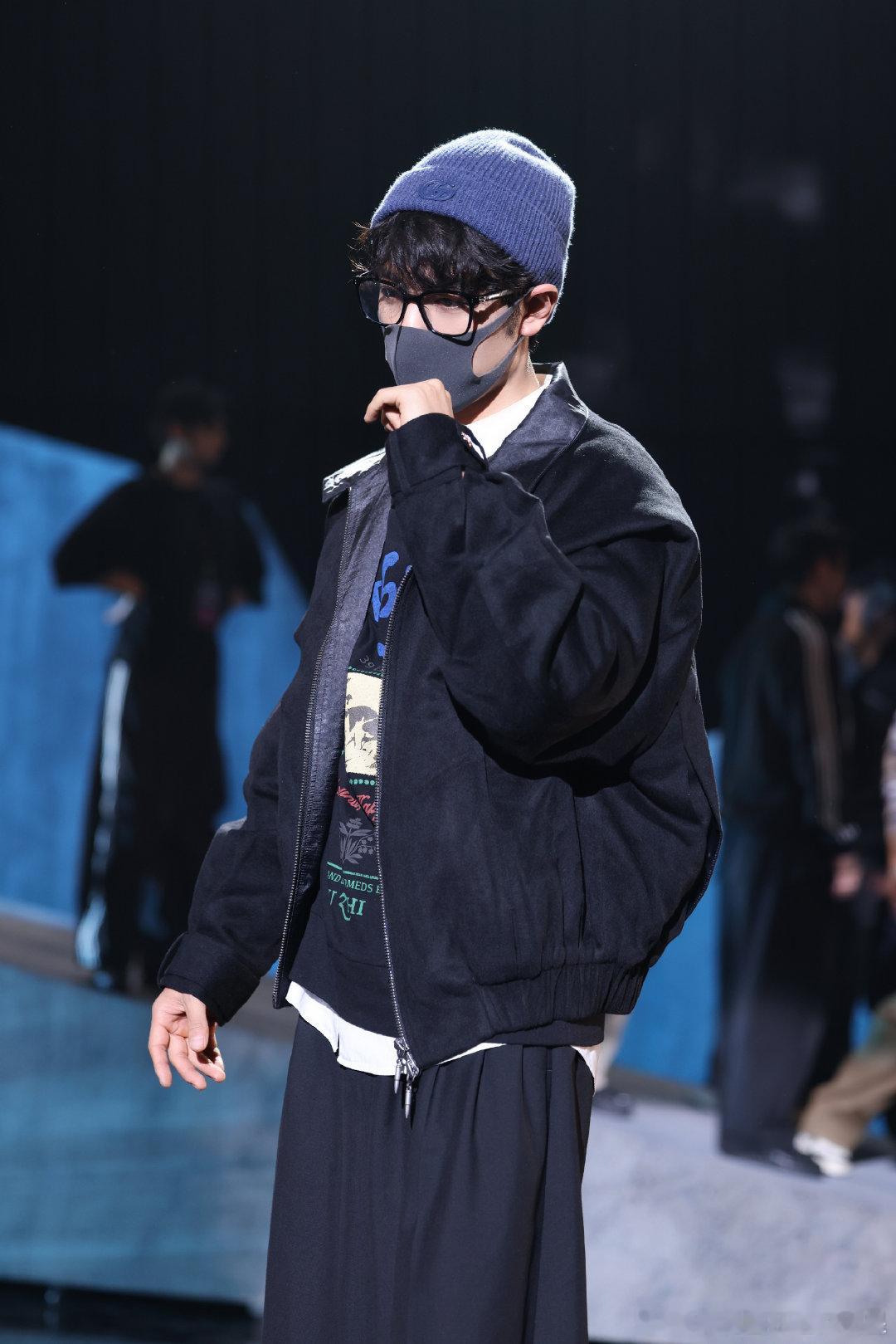 肖战卷毛造型肖战今晚东方卫视跨年舞台见肖战今晚东方卫视跨年舞台见 