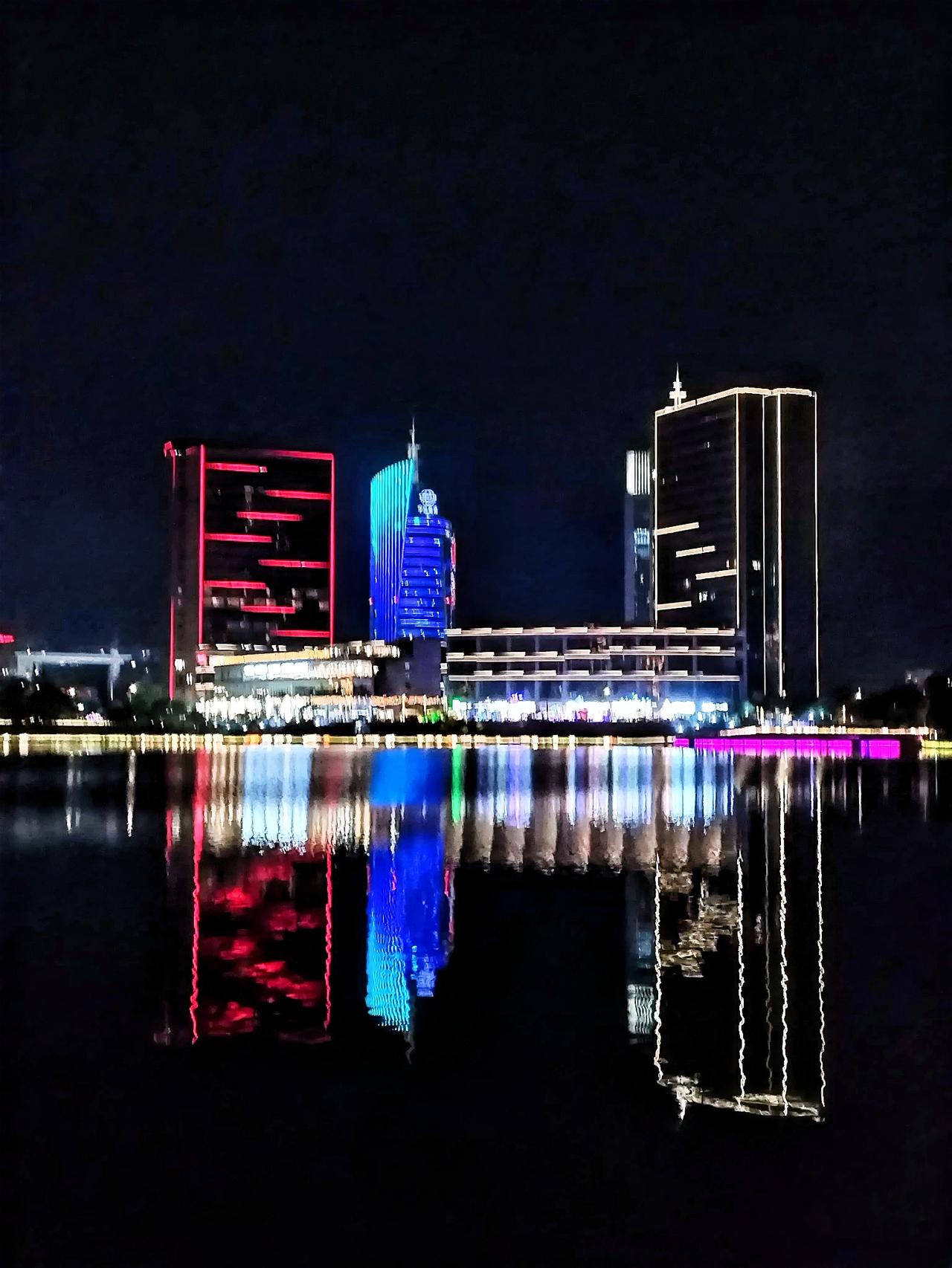 夜幕下的城市倒影，灯火辉煌，美不胜收！