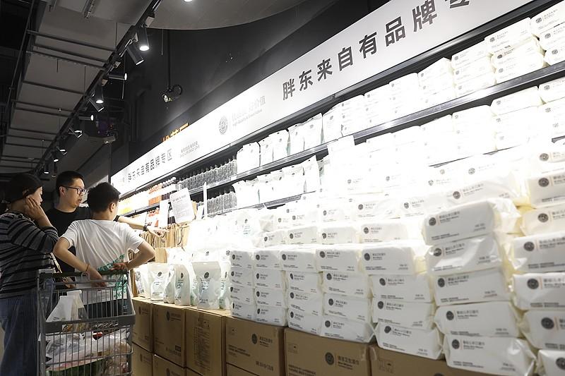 胖东来坚持不上市，这背后有它独特的考量。上市意味着要满足众多股东对利益最大化的追