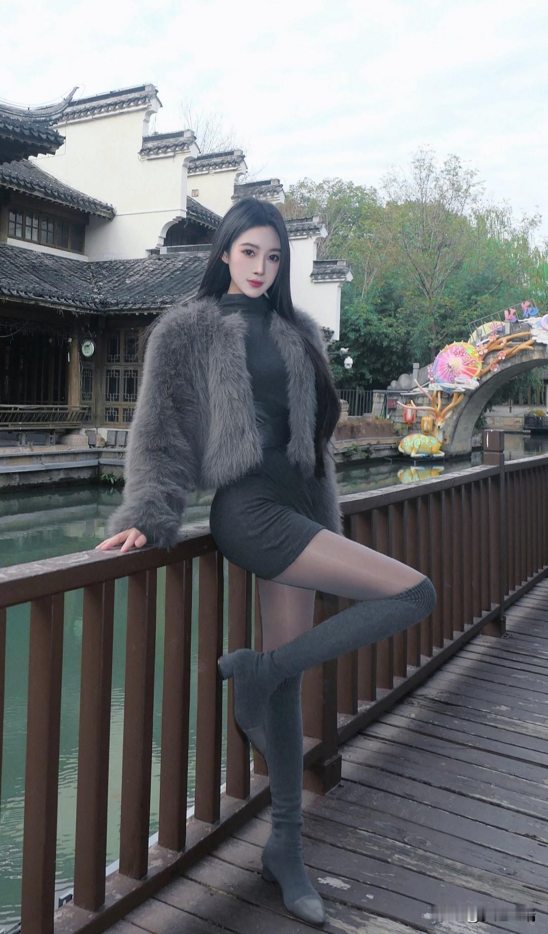 桥上美人倚栏杆，水边风景入画来。