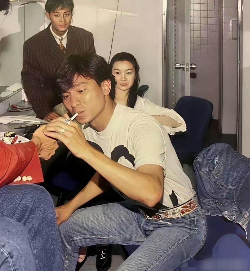 老照片，刘天王后面的是谁 