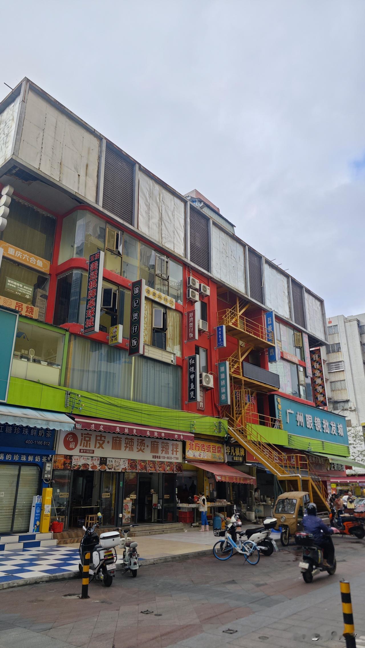 如果不是有一堆电鸡的话，裕兴花园这场景看起来还是挺有香港老街的感觉的，如果搞上一